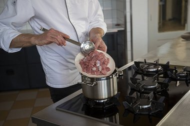 Rosolare la carne da bollito a dadini nel burro.