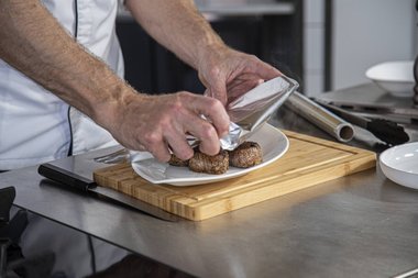 Avvolgere la carne in un foglio di alluminio da cucina.