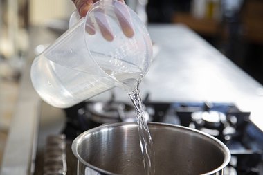 Aggiungere acqua sufficiente a coprire abbondantemente la carne di vitello.
