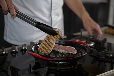 Dopo 1,5 minuti, girare la carne.