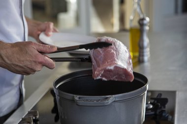 Togliere la costata dalla casseruola.