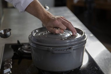 Coprire e lasciare cuocere a fuoco basso.