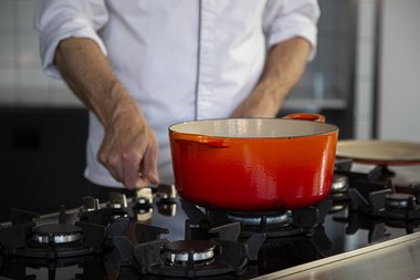 Mettere la casseruola sul fuoco perché si scaldi.