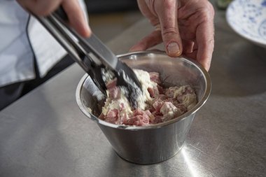 Passare la carne di vitello nella pastella.