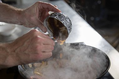 Aggiungere la salsa e insaporire con aromi e/o spezie.