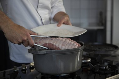 Mettere la carne arrosto di vitello nella casseruola
