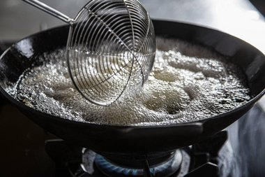 Friggerli per 2,5 minuti circa, girandoli regolarmente.