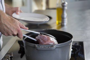 Mettere la carne di vitello nella casseruola.