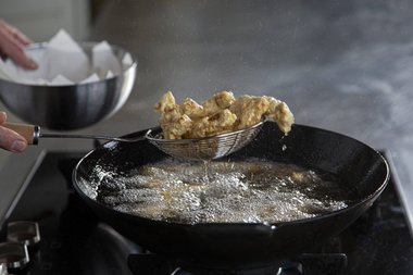 Lasciarla sgocciolare su carta da cucina.