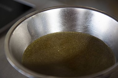 Lasciare raffreddare il liquido raccolto (brodo).