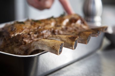 Rimuovere gli aromi e l'aglio dalla carne.