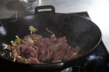 Quando l’olio si sarà scaldato, aggiungere la carne di vitello.