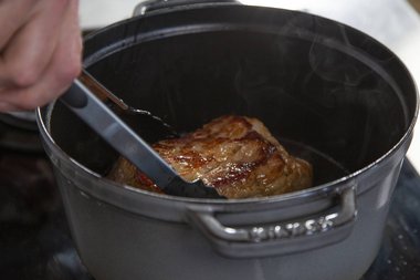 Far dorare la carne di vitello su entrambi i lati.