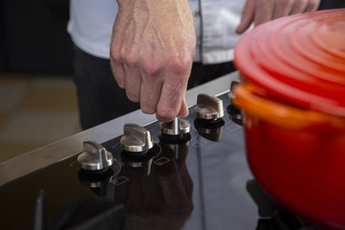 Coprire e lasciare cuocere a fuoco basso.