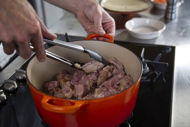 Rosolare la carne di vitello per circa 5 minuti.