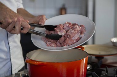 Mettere la carne di vitello nella casseruola.