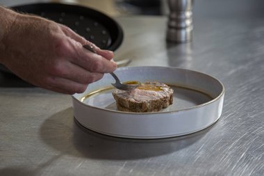 Versare il sugo sopra l'arrosto di vitello.