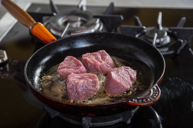 Mettere la carne filetto di vitello nella padella