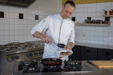 Togliere la carne di vitello dalla padella.