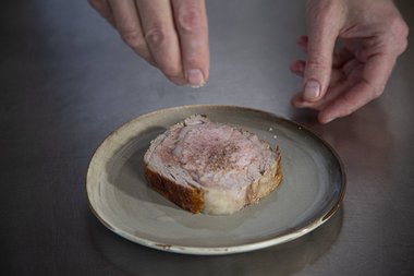 Condire il vitello a piacere.
