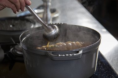 Filtrare il liquido della brasatura come fondo per il sugo.