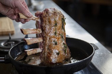 Rosolare la carne su tutti i lati per 3 o 4 minuti.