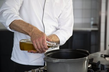 Versare l'olio nella casseruola.
