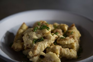 Goditi le straccetti di vitello.