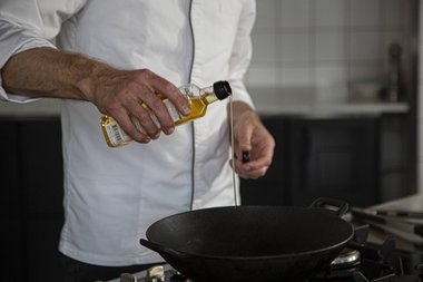 Versare un goccio d’olio nel wok.