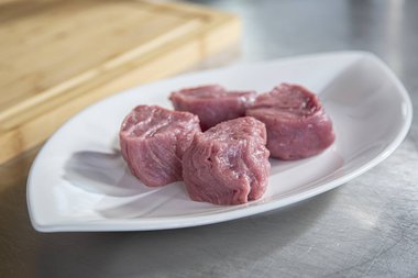 Lasciare riposare la carne a temperatura ambiente per circa 30 minuti.