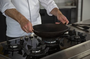 Mettere il wok sul fuoco.