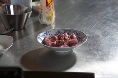 Togliere la carne di vitello dal frigorifero.