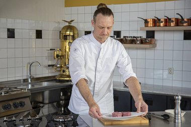 Togliere la carne di vitello dal frigorifero.