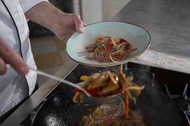 Rimuovere le strisce di vitello dalla padella.