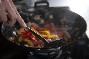 Aggiungere le verdure e saltarle per 1 minuto insieme alla carne.