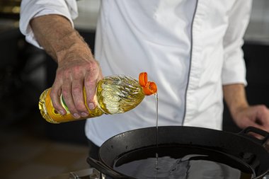 Versare circa un litro e mezzo di olio di semi di girasole nel wok.