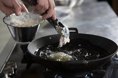 Mettere gli straccetti di carne di vitello nel wok.
